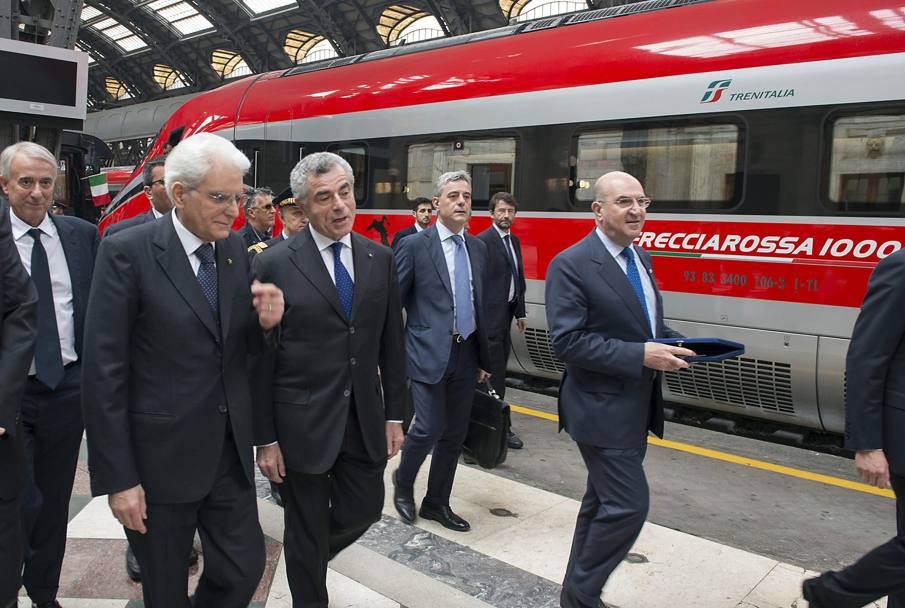 Il Presidente della Repubblica Sergio Mattarella con il Presidente dell FS Mauro Moretti alla Stazione Centrale poco prima della partenza per Roma con il Frecciarossa 1000 